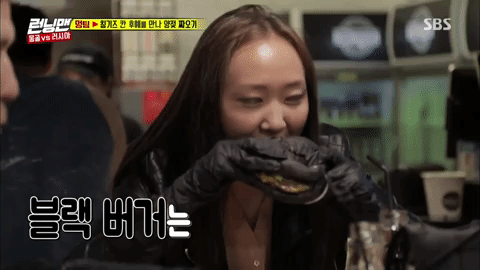 Có gì trong chiếc hamburger đen khiến dàn sao Running Man tấm tắc khen ngợi? - Ảnh 5. Có gì trong chiếc hamburger đen khiến dàn sao Running Man tấm tắc khen ngợi? - Ảnh 5.