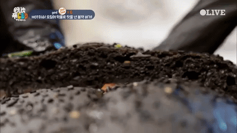 Có gì trong chiếc hamburger đen khiến dàn sao Running Man tấm tắc khen ngợi? - Ảnh 6. Có gì trong chiếc hamburger đen khiến dàn sao Running Man tấm tắc khen ngợi? - Ảnh 6.