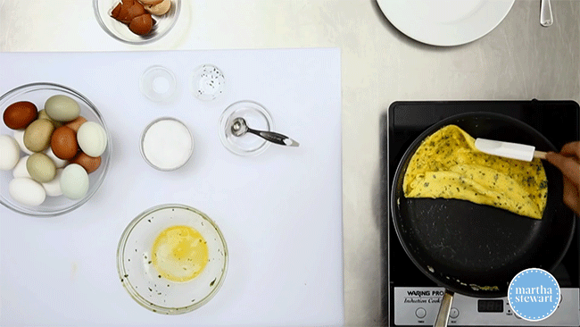 Mách bạn cách gập trứng trên chảo như đầu bếp chuyên nghiệp vừa đều vừa đẹp mắt - Ảnh 3.