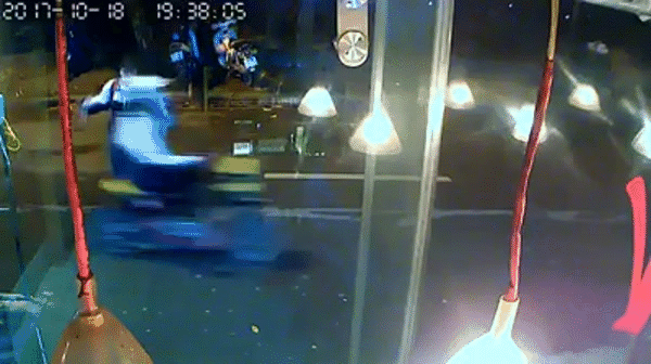 Clip: Nữ sinh H&agrave; Nội h&iacute; hửng chạy v&agrave;o uống cafe, bất ngờ &ldquo;thiết đầu c&ocirc;ng&rdquo; vỡ tan cửa k&iacute;nh của qu&aacute;n - Ảnh 3.