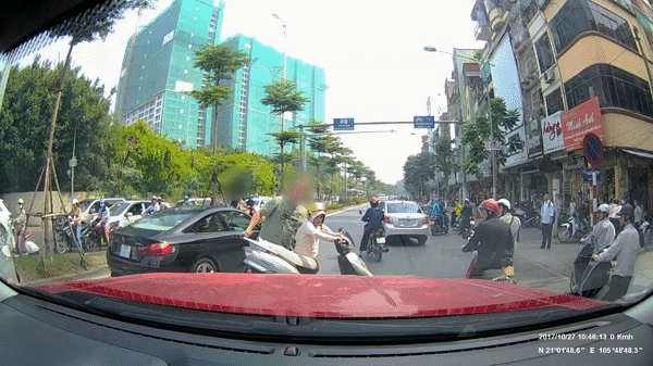 Ông Tây nhấc bổng, lôi người phụ nữ và xe máy vào lề đường: Tôi không thể hiểu được những ninja ở Việt Nam - Ảnh 1.