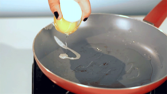 Bật mí cách đập trứng bằng một tay như đầu bếp chuyên nghiệp trong nhà hàng - Ảnh 6.