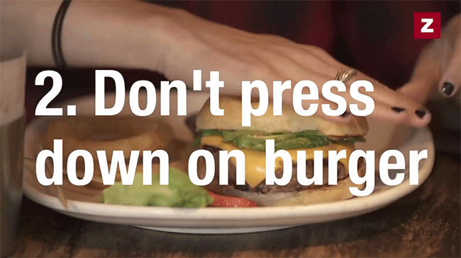 Bếp trưởng nổi tiếng ở Mỹ hướng dẫn cách ăn burger đúng chuẩn - Ảnh 3.