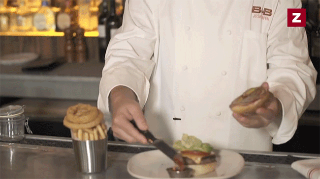 Bếp trưởng nổi tiếng ở Mỹ hướng dẫn cách ăn burger đúng chuẩn - Ảnh 4.