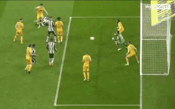 Cầu thủ hạng Nhất Anh tái hiện pha chơi bẩn như Luis Suarez - Ảnh 2. Cầu thủ hạng Nhất Anh tái hiện pha chơi bẩn như Luis Suarez - Ảnh 2.