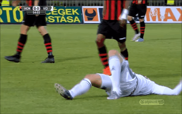 Cầu thủ d&ugrave;ng mưu h&egrave;n, kế bẩn, ăn vạ như ch&acirc;n đ&atilde; bị g&atilde;y l&igrave;a - Ảnh 2.