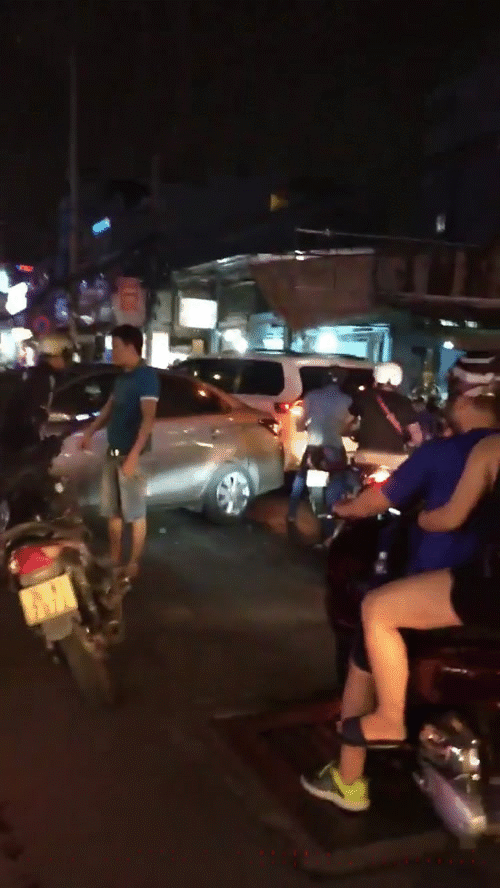 Clip: Lỡ va chạm với &ocirc; t&ocirc;, nam thanh ni&ecirc;n phải quỳ gối đủ 3 lần để xin tha? - Ảnh 3.