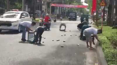 Clip: Người dân Vũng Tàu xúm vào thu gom những lon bia bị rơi trên đường giúp tài xế xe tải - Ảnh 2.