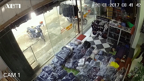 Clip: C&ocirc;ng n&ocirc;ng mất l&aacute;i t&ocirc;ng vỡ toang cửa k&iacute;nh shop thời trang v&agrave; c&aacute;i kết bất ngờ - Ảnh 2.