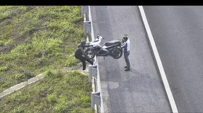 Clip: Hai thanh niên chật vật bê xe máy vì đi nhầm vào đường cao tốc Hà Nội - Hải Phòng - Ảnh 2.