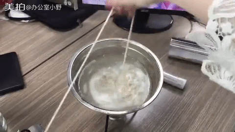 Thánh ăn vụng công sở lại tái xuất với màn nhào bột làm mỳ trộn tỉnh bơ giữa văn phòng - Ảnh 2.