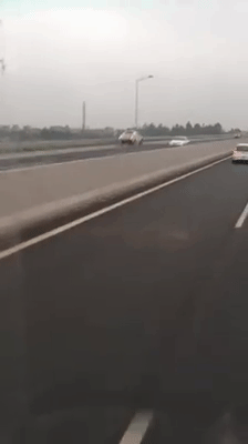 Clip: Xe tuần tra chạy ngược chiều với vận tốc 100km/giờ tr&ecirc;n cao tốc H&agrave; Nội - Hải Ph&ograve;ng - Ảnh 2.