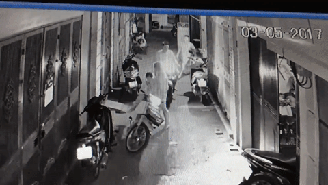 Clip: Hai vợ chồng chở theo con gái đi ăn trộm túi xách ở Hà Nội - Ảnh 2.