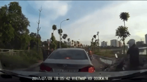 Clip: T&agrave;i xế h&ugrave;ng hổ bước xuống tranh c&atilde;i sau va chạm m&agrave; kh&ocirc;ng hay biết chiếc xe đang tr&ocirc;i tự do ph&iacute;a sau - Ảnh 2.