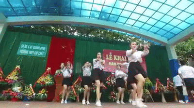 Clip: Học sinh trường THPT B&atilde;i Ch&aacute;y (Hạ Long) khoe vũ đạo n&oacute;ng bỏng trong lễ khai giảng - Ảnh 3.