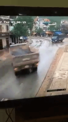 Clip: Su&yacute;t xảy ra tai nạn thảm khốc nếu kh&ocirc;ng c&oacute; pha đ&aacute;nh l&aacute;i xoay xe 180 độ của t&agrave;i xế n&agrave;y - Ảnh 2.