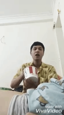 Clip: Ch&agrave;ng trai x&uacute;c cơm cho bạn g&aacute;i, kh&ocirc;ng ăn bị dọa ch&uacute; c&ocirc;ng an, &ocirc;ng ba bị đến bắt đi - Ảnh 2.