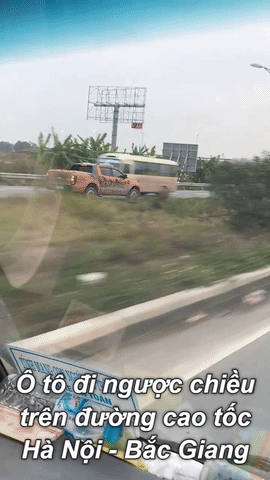 Ô tô Ford Ranger thản nhiên phi ngược chiều ầm ầm trên đường cao tốc Hà Nội - Bắc Giang - Ảnh 1.