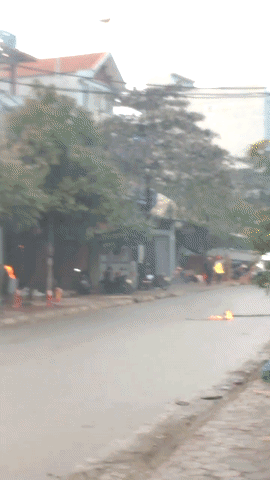 Clip: Trụ điện bốc ch&aacute;y, ph&aacute;t nổ như ph&aacute;o hoa ở Hưng Y&ecirc;n - Ảnh 1.