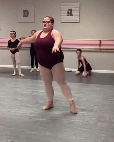 Hình ảnh đẹp: Cô gái múa ballet điêu luyện bất chấp thân hình quá khổ - Ảnh 2.