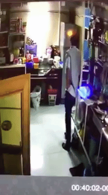 Clip: Mùng 1 Tết, nam thanh niên giả đi vệ sinh lấy luôn 3 triệu của nhân viên quán cà phê ở Rạch Giá - Ảnh 3.