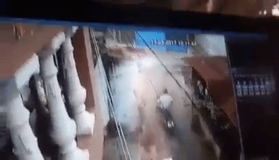 Clip: Camera ghi lại cảnh người đ&agrave;n &ocirc;ng bị t&agrave;u hỏa k&eacute;o l&ecirc; 100m khi băng qua đường sắt - Ảnh 2.