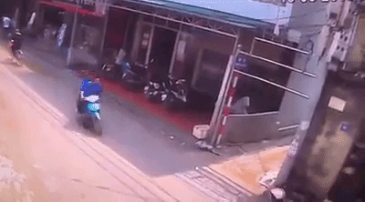 Clip: Tránh người đàn ông sang đường, người phụ nữ chạy xe máy ngã sấp mặt - Ảnh 2.