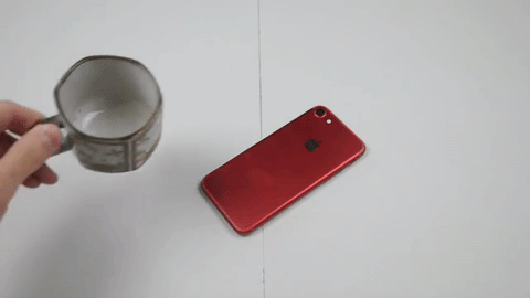Tưới xăng rồi đốt iPhone 7 ĐỎ RỰC và cái kết bất ngờ - Ảnh 2.