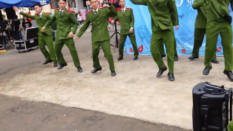 Clip: Sau Vietnam Airlines, Bống bống bang bang phiên bản các chiến sĩ học viên công an lại gây sốt! - Ảnh 2.