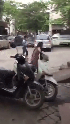 C&atilde;i nhau với bạn trai, c&ocirc; g&aacute;i hết n&eacute;m guốc lại cầm theo đ&aacute; tảng đuổi theo tr&uacute;t giận - Ảnh 2.