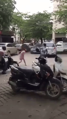 C&atilde;i nhau với bạn trai, c&ocirc; g&aacute;i hết n&eacute;m guốc lại cầm theo đ&aacute; tảng đuổi theo tr&uacute;t giận - Ảnh 1.