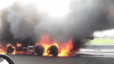 Clip: Xe tải bất ngờ bốc cháy dữ dội  trên cao tốc Hà Nội- Hải Phòng, tài xế đạp cửa thoát ra ngoài - Ảnh 2.