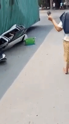 Vụ container đè bẹp ô tô: Người phụ nữ dí sát điện thoại vào nạn nhân chụp ảnh khiến cư dân mạng bức xúc - Ảnh 2.