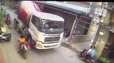 Clip: Tài xế xe tải đánh lái, ép sát người phụ nữ chở con nhỏ trên đường phố Hà Nội - Ảnh 2.