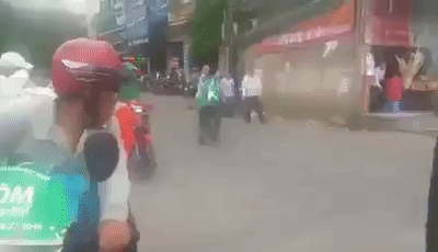 Xôn xao clip tài xế Grab và xe ôm truyền thống cầm mũ bảo hiểm đánh nhau giữa phố Hà Nội - Ảnh 2.