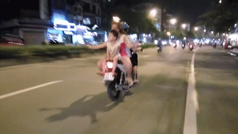 Clip giật m&igrave;nh: Hai đứa trẻ ngồi ngược sau y&ecirc;n xe m&aacute;y đang ph&oacute;ng vun v&uacute;t tr&ecirc;n đường phố H&agrave; Nội - Ảnh 2.