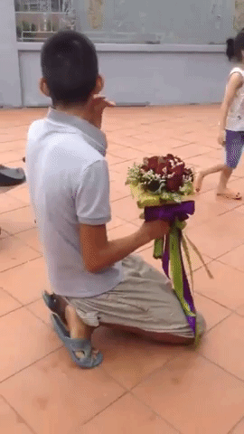 Clip: Chàng trai mang bó hoa sang tỏ tình nhưng phải chạy mất dép vì bị bạn gái cầm gậy đuổi về - Ảnh 2.