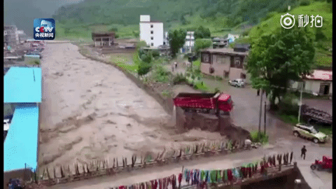 Trung Quốc: Mưa dầm dề vài ngày, cả căn nhà 5 tầng trôi ngay xuống sông chỉ trong tích tắc - Ảnh 3.