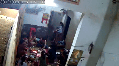 Clip sốc: Bếp ga mini bất ngờ phát nổ trong bữa ăn của một gia đình ở Đắk Lắk - Ảnh 2.