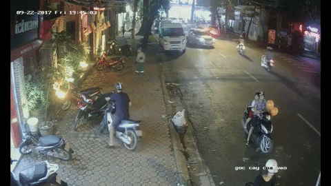 Clip: Đôi nam nữ dẫn theo bé trai dàn cảnh trộm xe máy ngay trên phố - Ảnh 3.