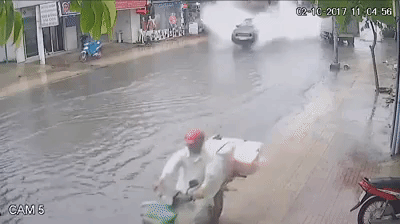 Video khiến nhiều người bức xúc: Xe sang lao như bay, nước văng tung tóe 2 bên đường ngập ở TP. Hồ Chí Minh - Ảnh 3.