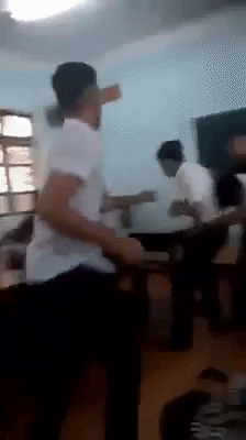 Clip: Nam sinh cấp 3 bị nh&oacute;m bạn học đ&aacute;nh hội đồng d&atilde; man ngay trong lớp học - Ảnh 2.