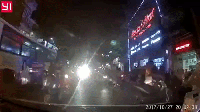 Clip: Nam thanh ni&ecirc;n đ&aacute;nh tới tấp người đ&agrave;n &ocirc;ng trung tuổi sau va chạm khiến nhiều người bức x&uacute;c - Ảnh 2.