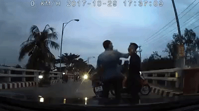 Clip: Hai thanh niên chạy xe máy đánh võng, chặn đầu ô tô gây sự bị đánh sấp mặt - Ảnh 2.