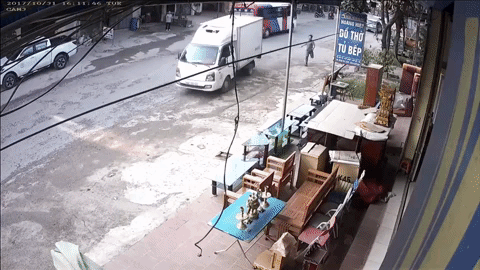Tai nạn hy hữu: Quên khóa phanh, ô tô tải lạc trôi xuống dốc trước sự hốt hoảng của lái xe - Ảnh 2.