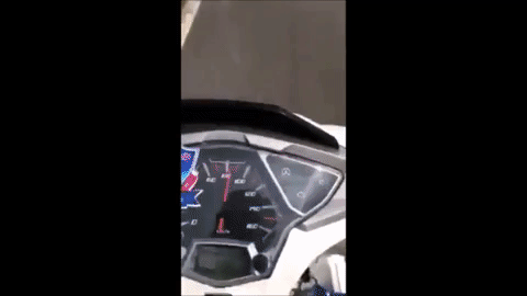 Clip: Người phụ nữ chạy xe m&aacute;y 80km/h khi đang chở 4 em nhỏ kh&ocirc;ng đội mũ bảo hiểm - Ảnh 2.