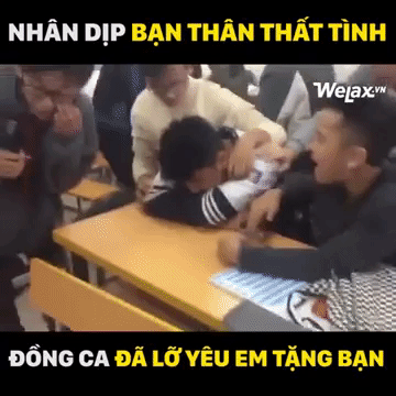 Nam sinh thất t&igrave;nh, cả lớp x&uacute;m lại đồng ca Đ&atilde; lỡ y&ecirc;u em nhiều - Ảnh 2.