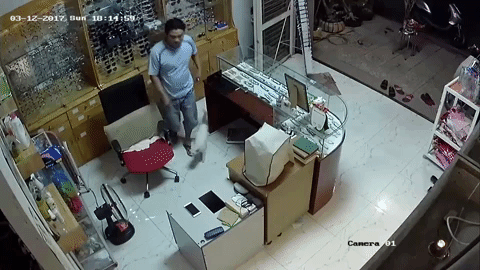 X&ocirc;n xao clip người đ&agrave;n &ocirc;ng s&aacute;ng đặt mua k&iacute;nh mắt, tối quay lại th&oacute; lu&ocirc;n chiếc điện thoại của chủ tiệm - Ảnh 2.