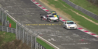 Rợn t&oacute;c g&aacute;y với đoạn video ghi lại hơn 100 vụ va chạm từ đường đua Nurburgring - Ảnh 1.