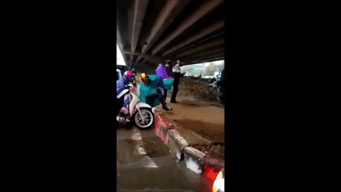 Clip: Đường v&agrave;nh đai 3 tắc cứng, người d&acirc;n b&ecirc; xe m&aacute;y qua thảm cỏ để di chuyển cho nhanh - Ảnh 2.
